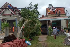 Quảng Nam: Lốc xoáy làm hư hỏng 20 ngôi nhà, cột điện ngã...