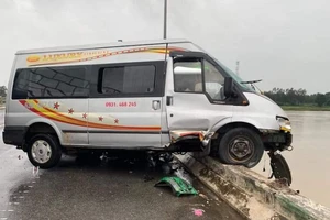Tai nạn liên hoàn, xe khách suýt rơi xuống cầu Trà Khúc