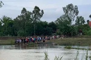 2 học sinh rơi xuống cầu, 1 em tử vong