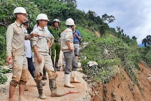 Dùng ròng rọc đưa 200 công nhân Thuỷ điện Đăk Mi 2 ra ngoài