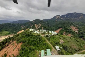 Chùm ảnh: Trực thăng thả hàng cứu trợ vào xã bị cô lập