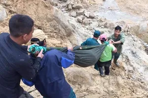 1 phụ nữ mang bầu được khiêng 20 km đường rừng đi cấp cứu 