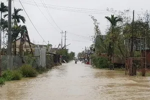 Đi xe máy qua đoạn nước chảy xiết, 2 người bị cuốn trôi