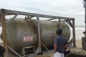 Bồn kim loại in chữ Trung Quốc trôi vào bờ biển Quảng Nam