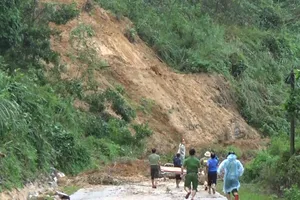 Nhiều người thoát chết khi tìm nạn nhân sạt lở ở Bắc Trà My