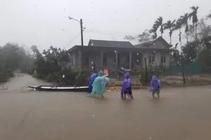 Xe công nông bị lật giữa lũ, 2 sinh viên gặp nạn