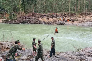 Bộ đội đu ròng rọc qua sông tìm người mất tích ở Trà Leng