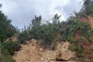 Lại xảy ra sạt lở, một người dân may mắn thoát chết