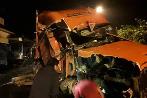 Kinh hoàng: Xe container mất lái lao vào 7 nhà dân