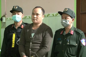 Kẻ đánh tài xế xe rác trữ cả 'kho' đao, súng