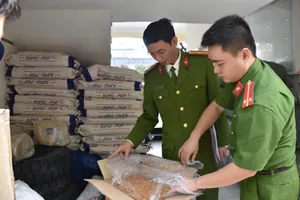 4 tấn nho khô, dây đồng.. không chứng từ trên xe tải