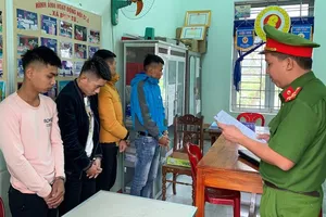 Bắt giữ con bạc để cướp tài sản