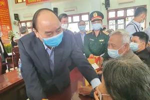 Thủ tướng thăm, tặng quà tại huyện Quế Sơn