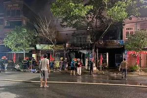 6 người bị kẹt trong 2 căn nhà bốc cháy ngày mùng 4 Tết