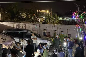 33 con bạc sát phạt trong vườn nhà