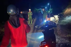 1 phụ nữ bị cướp đâm trọng thương khi chạy xe máy trong đêm