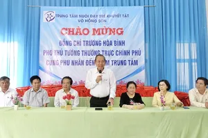 Phó Thủ tướng Trương Hoà Bình thăm trẻ em khuyết tật