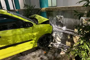 Ô tô tông xe cấp cứu, 3 người bị thương