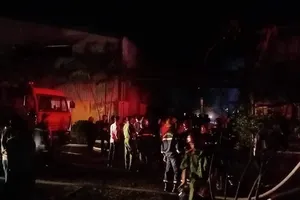 Cháy lớn tại 1 nhà kho ở Khu công nghiệp Phú Bài