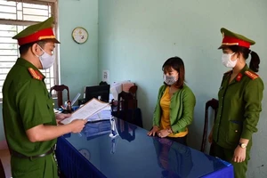 1 phụ nữ giả nhân viên ngân hàng lừa 4 tỉ đồng