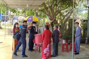 Đám hỏi mùa COVID-19: Trao sính lễ ngay chốt kiểm dịch 