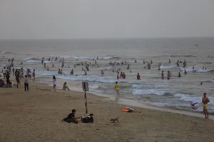 Quảng Nam yêu cầu đeo khẩu trang trước và sau khi tắm biển