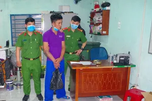 Bắt kẻ trộm két sắt lấy nhiều tiền, vàng rồi bỏ trốn