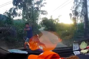 Sau tai nạn, thanh niên dùng súng tự chế bắn tài xế xe tải