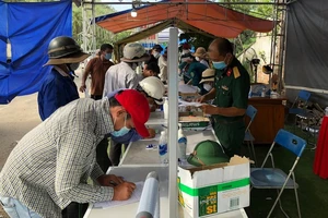 Nhiều người từ các tỉnh phía Nam về Quảng Ngãi bằng xe máy