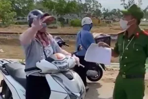 Bị chặn ở chốt COVID-19, 1 phụ nữ liên tục chửi bới