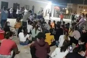 Công ty Mensa Industries bị phạt vì để công nhân tụ tập, hát karaoke