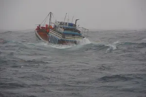 Tàu Cảnh sát biển 8002 cứu 18 người gặp nạn ở Quảng Ngãi trong bão số 5