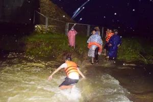 Quảng Ngãi: 1 người bị lũ cuốn trôi khi đi bắt cá