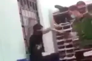 Tạm đình chỉ công tác công an dí roi điện vào người bị còng