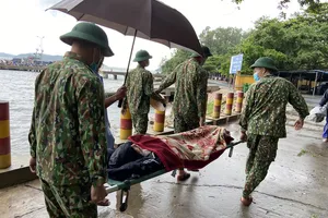 Tàu SAR 247 vượt sóng đưa người từ Cù Lao Chàm vào đất liền cấp cứu