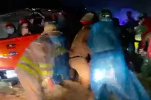 Xúc động cảnh người về quê được CSGT, tình nguyện viên giúp đẩy xe qua lũ