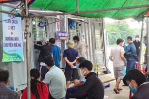 Hàng trăm người chờ lấy mẫu xét nghiệm COVID khi vào TP Đà Nẵng