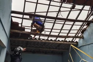 Quảng Ngãi: Lốc xoáy làm tốc mái, sập tường 45 ngôi nhà