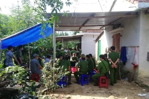 Cha và con trai 5 tuổi tử vong trong tư thế treo cổ trong nhà đóng kín cửa