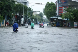 Quảng Ngãi mưa như trút, đường phố có nơi ngập cả mét