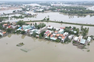 Lũ rút nhưng nhiều tuyến đường ở Quảng Nam còn ngập đến nửa mét