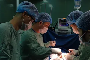 Lấy búi tóc khổng lồ trong dạ dày bé trai 7 tuổi mắc hội chứng lạ