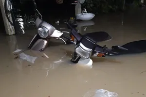 Quảng Ngãi: Lũ dâng trong đêm, hàng trăm căn nhà ngập cả mét