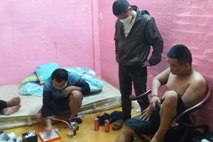 Cảnh sát mật phục bắt kẻ 'giao hàng trắng' giữa khuya