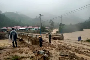 Quảng Nam: Sạt lở nhiều nơi, thót tim cảnh người dân vượt lũ về nhà