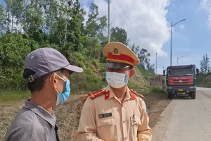 Xưng Phó phòng CSGT tỉnh Quảng Ngãi đòi xe vi phạm chung chi