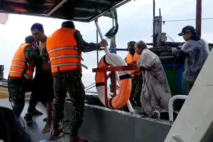 Cứu 5 ngư dân tàu cá bị chìm ở biển Cửa Đại