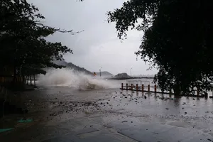 Lý Sơn có gió giật cấp 9, tàu thả neo giữa ‘eo bão’