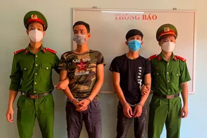 2 thanh niên bắt cóc, ép con nợ gọi người thân trả tiền