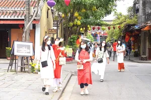 Du khách ùn ùn đổ về Hội An dịp Tết